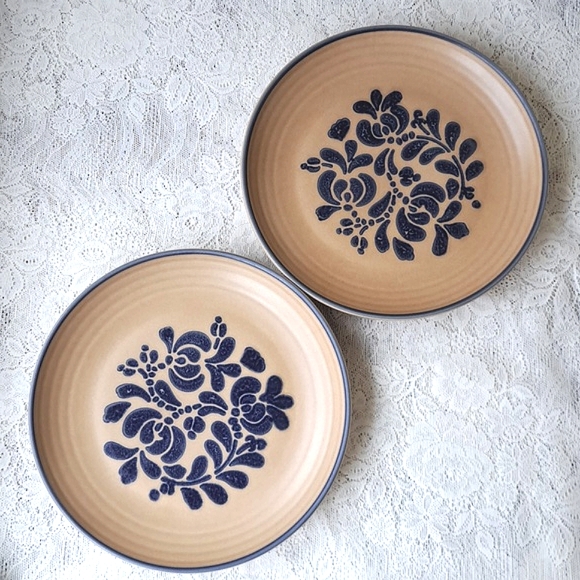 Pfaltzgraff Other - 2 Vintage Pfaltzgraff Folk Art Dinner Plates 10" Castle Backstamp Farmhouse